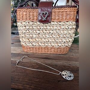 Brighton 🤎 Tan w/ Brown Croc Woven Bag with “London Groove” Medallion Pendant